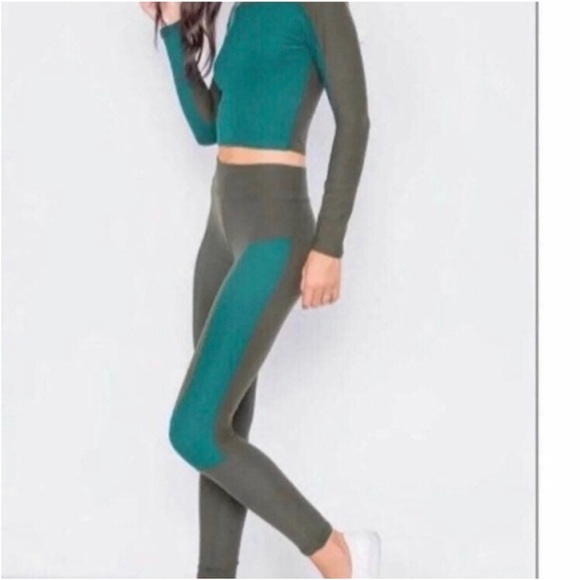 Crop Top and Leggings Coordinated Set - Picture 5 of 6